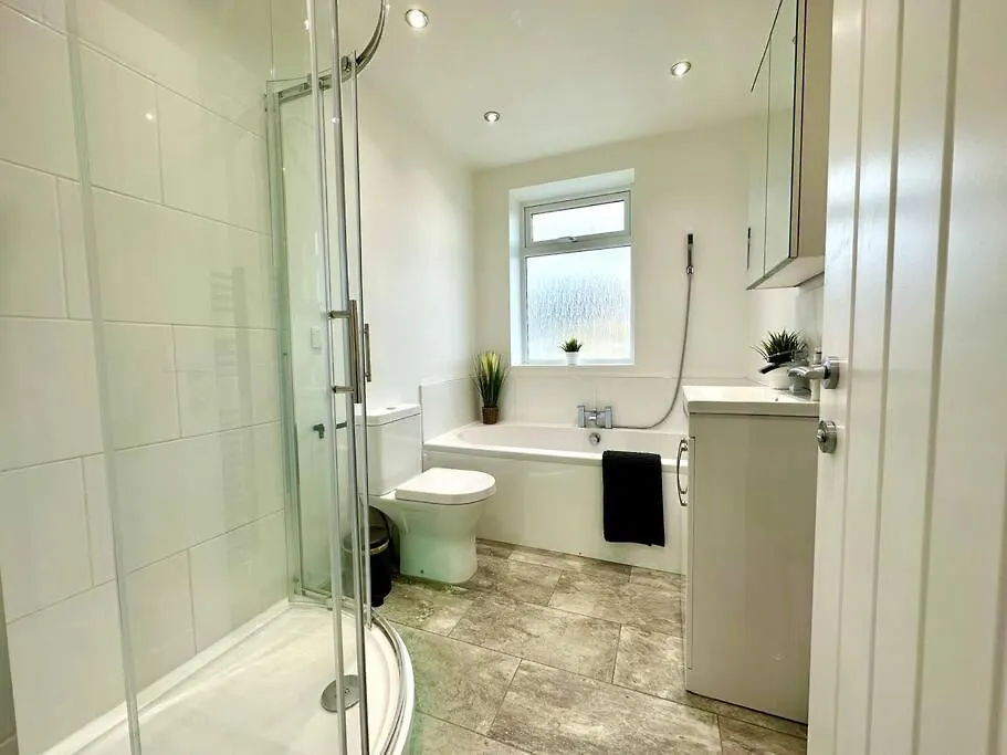 Holiday home Spacious Bournemouth Retreat: 4-Bedroom Group Haven with Smart Amenities