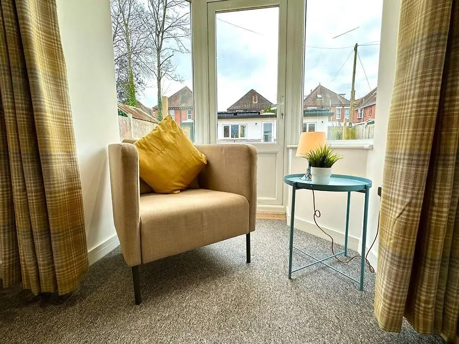 Holiday home Spacious Bournemouth Retreat: 4-Bedroom Group Haven with Smart Amenities