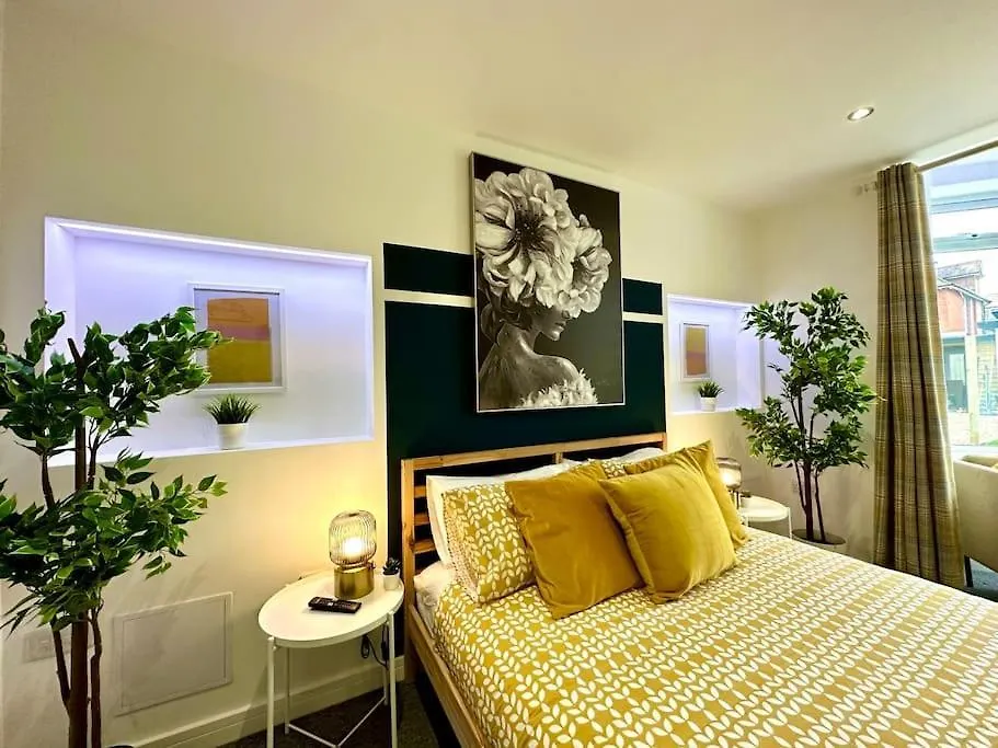 Spacious Bournemouth Retreat: 4-Bedroom Group Haven with Smart Amenities Holiday home