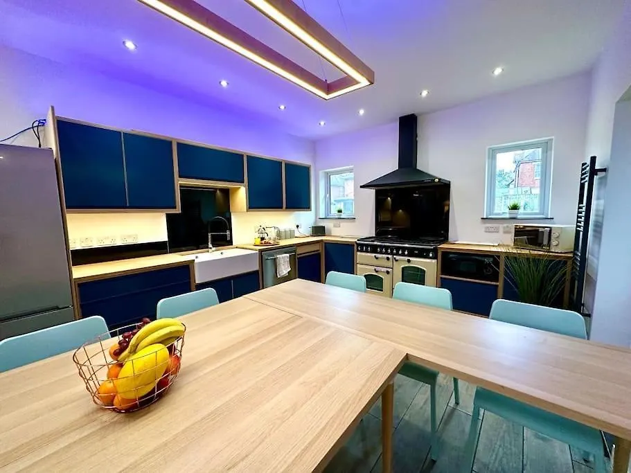 Spacious Bournemouth Retreat: 4-Bedroom Group Haven with Smart Amenities Holiday home