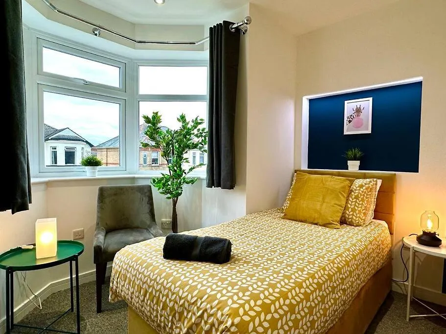 Holiday home Spacious Bournemouth Retreat: 4-Bedroom Group Haven with Smart Amenities United Kingdom