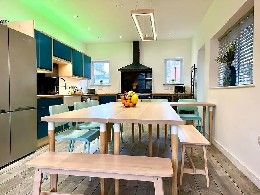 Spacious Bournemouth Retreat: 4-Bedroom Group Haven with Smart Amenities Holiday home