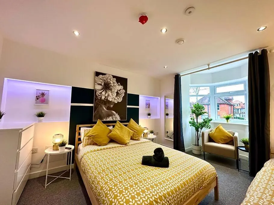 Spacious Bournemouth Retreat: 4-Bedroom Group Haven with Smart Amenities 0*,