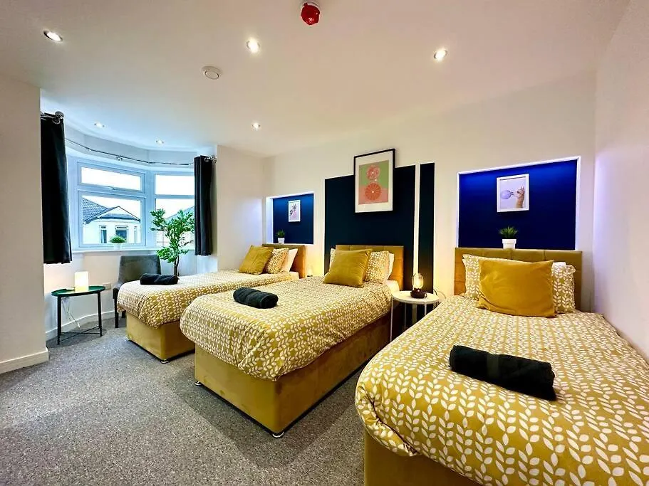 Spacious Bournemouth Retreat: 4-Bedroom Group Haven with Smart Amenities Holiday home