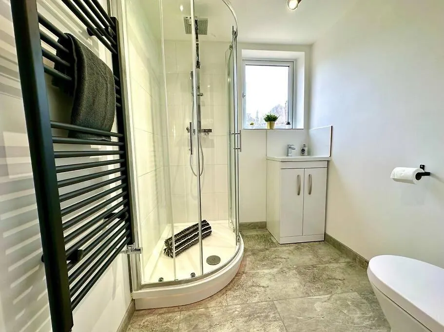 Spacious Bournemouth Retreat: 4-Bedroom Group Haven with Smart Amenities Holiday home