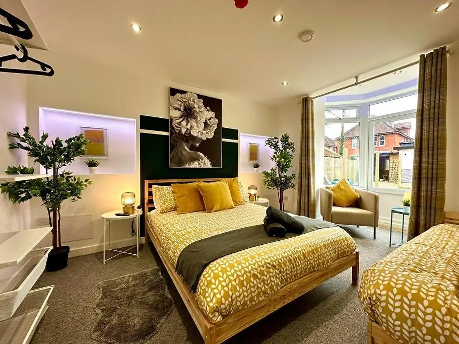 Holiday home Spacious Bournemouth Retreat: 4-Bedroom Group Haven with Smart Amenities