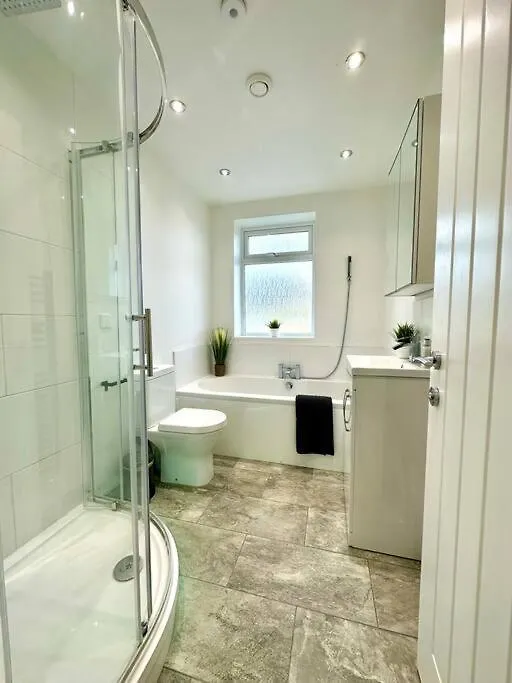 Spacious Bournemouth Retreat: 4-Bedroom Group Haven with Smart Amenities