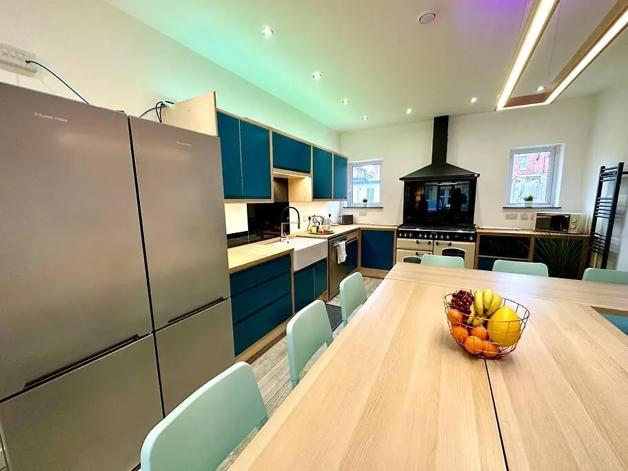 Large New 4 Bedroom House Sleeps Up To 12 - Accepts Groups - Great Location - Free Parking - Fast Wifi - Smart Tvs - Sleeps Up To 12 People - Close To Bournemouth & Poole Town Centre & Sandbanks