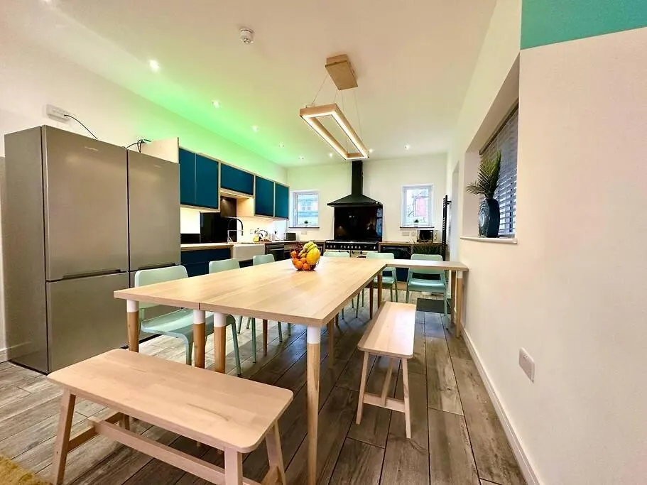 Large New 4 Bedroom House Sleeps Up To 12 - Accepts Groups - Great Location - Free Parking - Fast Wifi - Smart Tvs - Sleeps Up To 12 People - Close To Bournemouth & Poole Town Centre & Sandbanks Nyaraló