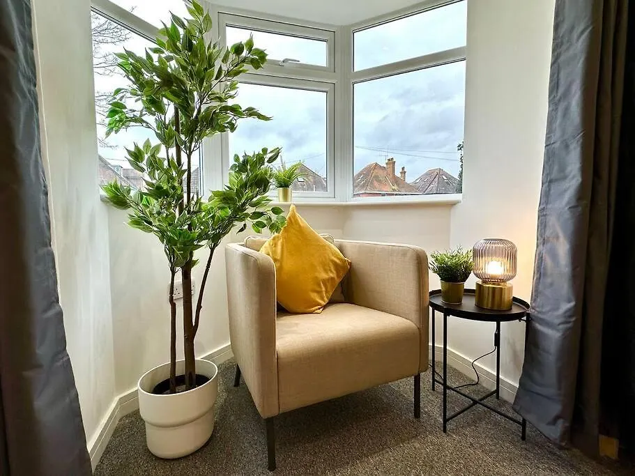 Nyaraló Large New 4 Bedroom House Sleeps Up To 12 - Accepts Groups - Great Location - Free Parking - Fast Wifi - Smart Tvs - Sleeps Up To 12 People - Close To Bournemouth & Poole Town Centre & Sandbanks