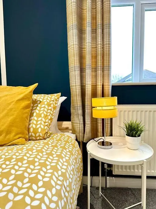 Nyaraló Large New 4 Bedroom House Sleeps Up To 12 - Accepts Groups - Great Location - Free Parking - Fast Wifi - Smart Tvs - Sleeps Up To 12 People - Close To Bournemouth & Poole Town Centre & Sandbanks