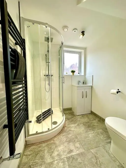 Large New 4 Bedroom House Sleeps Up To 12 - Accepts Groups - Great Location - Free Parking - Fast Wifi - Smart Tvs - Sleeps Up To 12 People - Close To Bournemouth & Poole Town Centre & Sandbanks Nyaraló