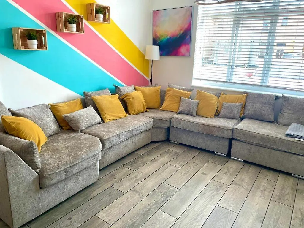 Nyaraló Large New 4 Bedroom House Sleeps Up To 12 - Accepts Groups - Great Location - Free Parking - Fast Wifi - Smart Tvs - Sleeps Up To 12 People - Close To Bournemouth & Poole Town Centre & Sandbanks